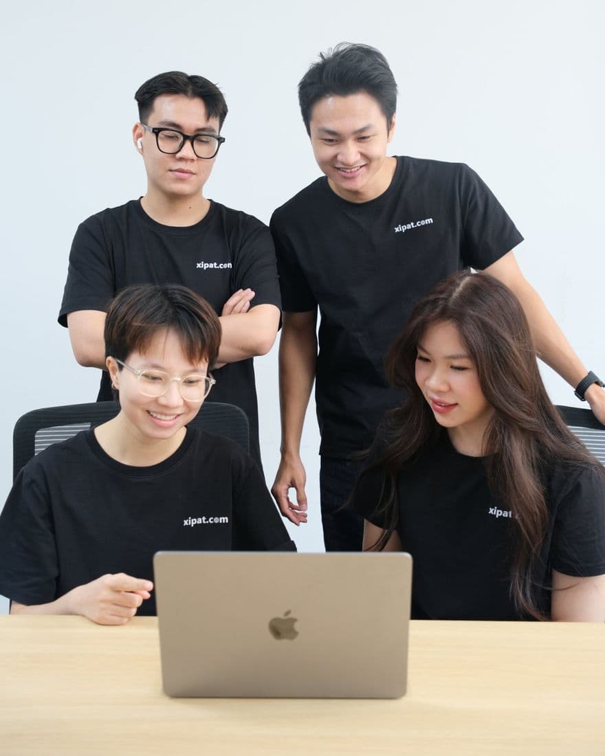 Các thành viên Xipat cùng thảo luận bên laptop